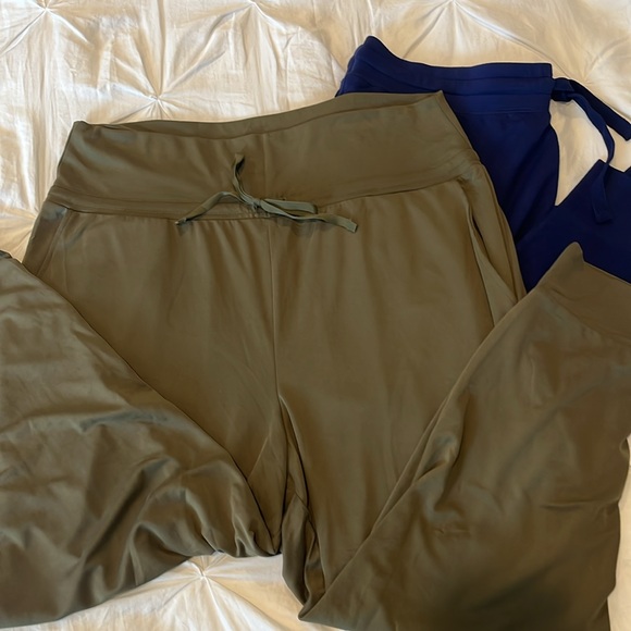Bundle of two Fabletics joggers - Picture 4 of 7
